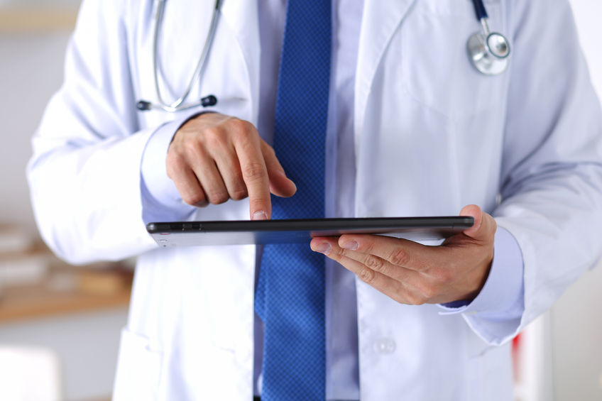 male-doctor-holding-digital-tablet_44571561