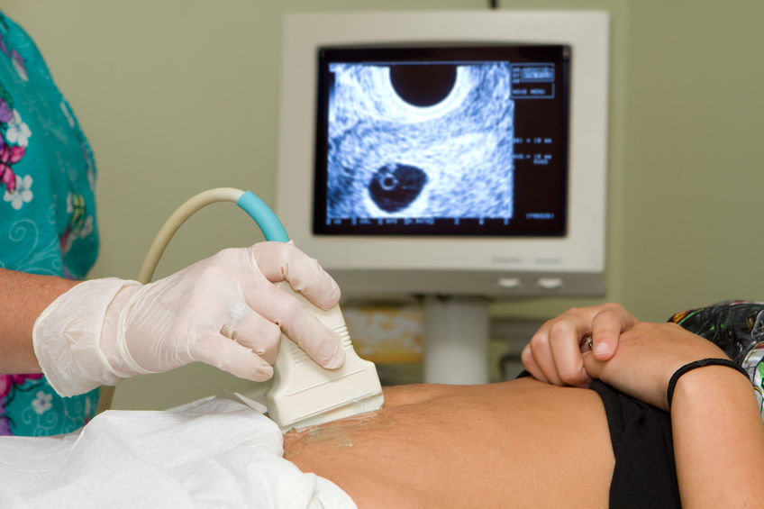 ultrasound-on-pregnant-mom_23076633